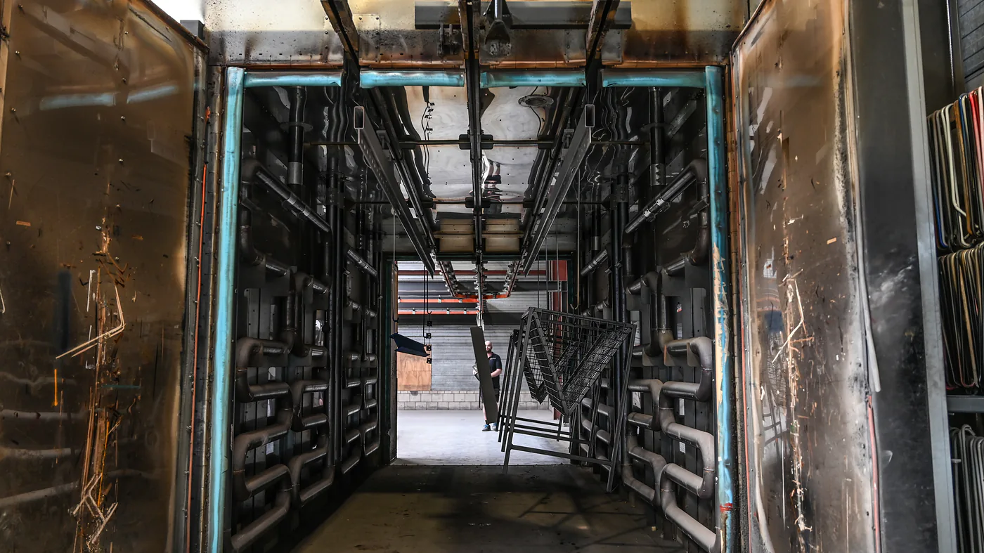 Binnenkant van de moffeloven van Thermicoat, met de baan waaraan het werk hangt