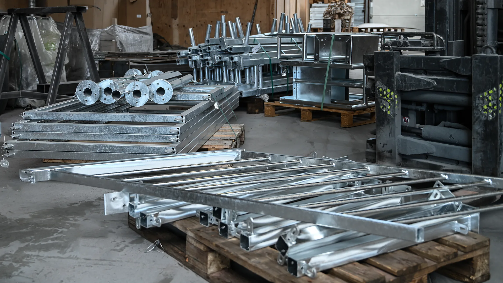 Vers verzinkt werk op pallets in de hal van Thermicoat, klaar voor controle