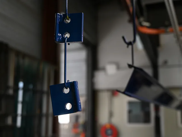 Blauw gepoedercoate kleine delen aan de ophanghaak