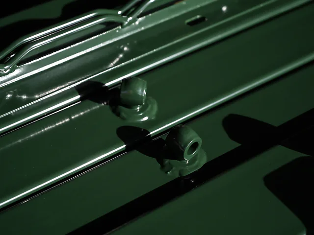 Groen gepoedercoat kokerprofiel van dichtbij