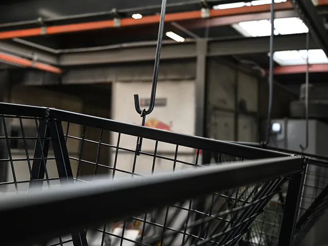 Zwart gepoedercoate stalen korf aan de ophanghaak