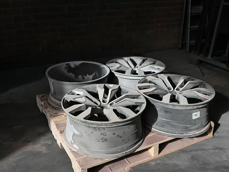 Gestraalde aluminium velgen op een pallet in de straalcabine, klaar voor de coating