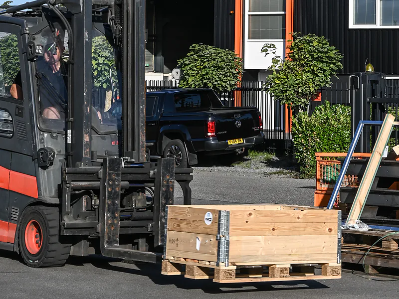 Heftruck met een pallet voor het pand van Thermicoat, klaar voor transport