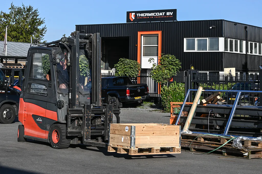 Heftruck met een pallet voor het pand van Thermicoat