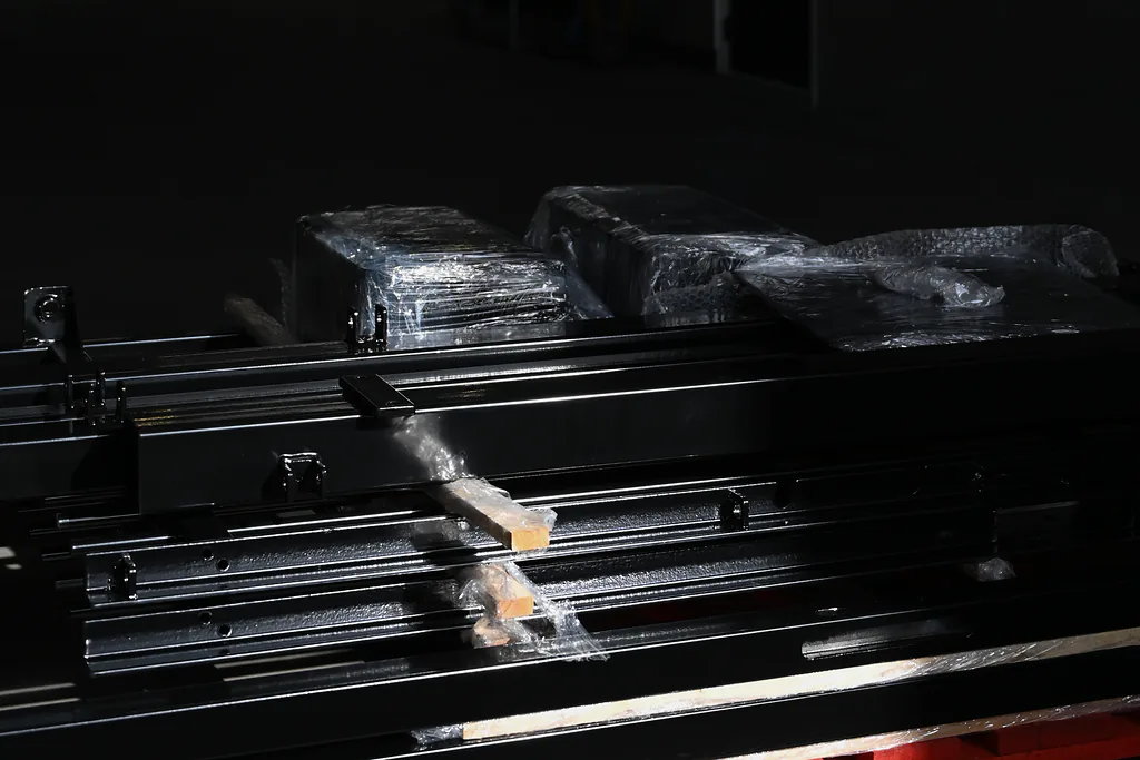 Zwart gecoat werk, ingepakt op een pallet